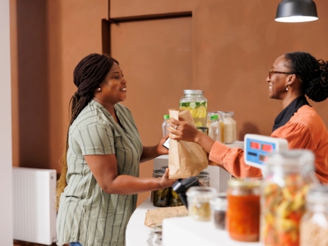 Black,Woman,Shops,For,Fresh,Organic,Produce,At,Local,Store.